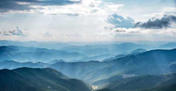 山风景用太阳的光芒