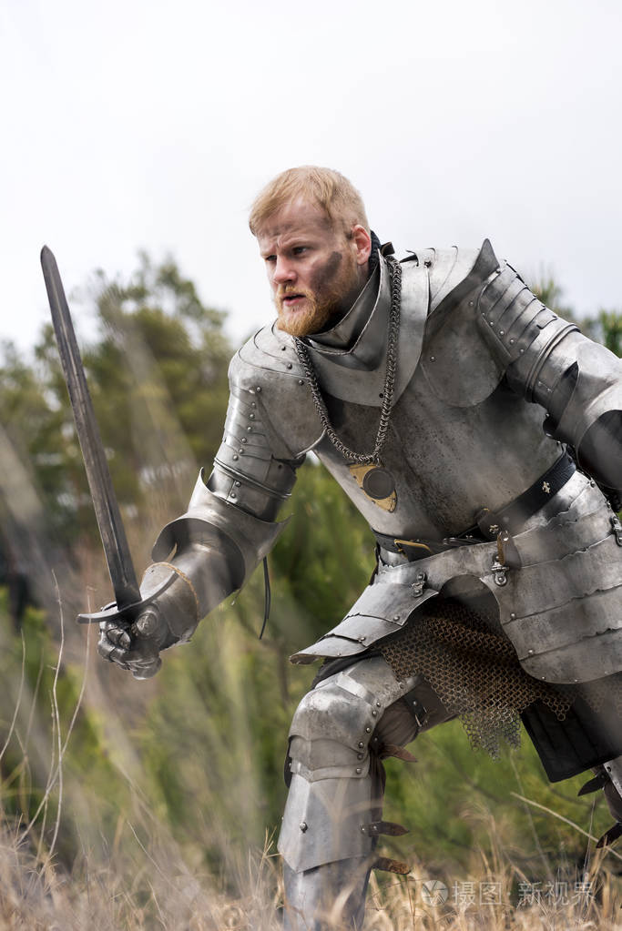 在森林背景上战斗盔甲的骑士