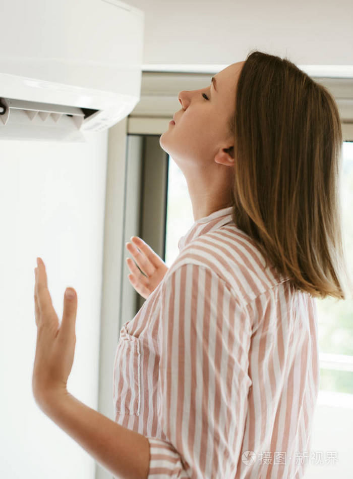 妇女死于热站在空调前