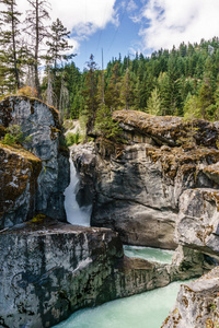 奈恩瀑布省立公园不列颠哥伦比亚省加拿大美丽的高山绿色河