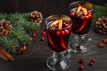 圣诞香料酒。节日概念饰冷杉的枝条，小红莓和香料