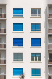 建筑立面与 windows 用蓝色卷帘