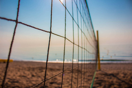 排球网在海滩上
