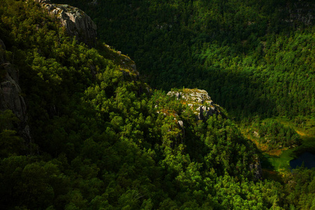 在挪威的五彩山场面。挪威，斯堪的那维亚的亮丽的风景线。挪威山风景