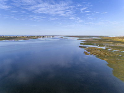 空中的海景，在河口福尔摩沙湿地的自然公园，在 Cavacos 海滩。阿尔加维