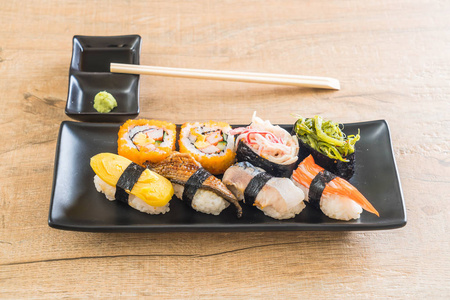 寿司和 maki 套卷