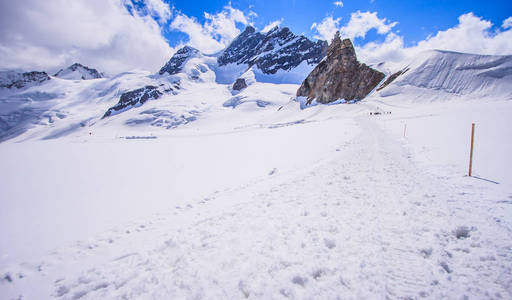 令人惊叹的美丽全景的白雪皑皑 Bernese 阿尔卑斯山景观在少女峰地区，伯尔尼高地，瑞士，欧洲之颠