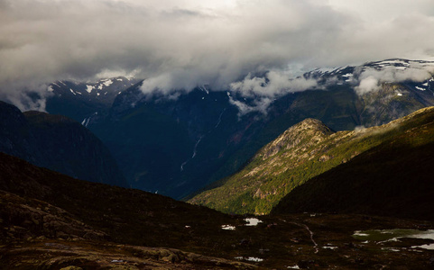 在挪威的五彩山场面。挪威，斯堪的那维亚的亮丽的风景线。挪威山风景