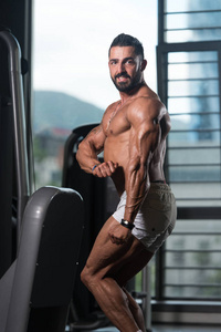 身体健壮的肌肉男人的肖像图片