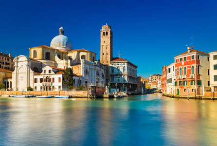威尼斯，意大利。京杭大运河和威尼斯的老建筑对清澈湛蓝的天空为背景。长时间曝光摄影