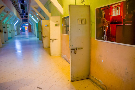 室内查看旧荒废坚固的建筑，细胞在老囚犯监狱刑罚加西亚莫雷诺在基多市