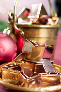 金色金属切削形式为圣诞星的饼干，饼干