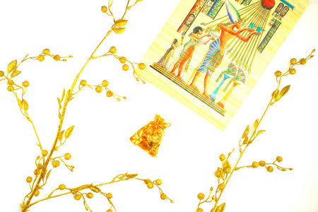 金子的颜色 图案纸莎草纸上饰品在袋子里的植物