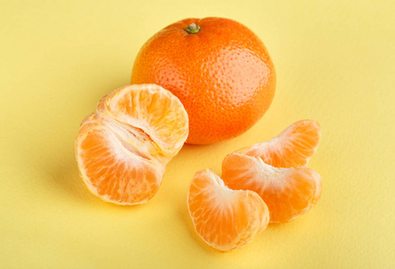 成熟的普通话接近白色背景。 橘子橘子。 丰富多彩的食物和饮料静物的概念。 新鲜水果和蔬菜的颜色背景。 克莱门汀。 柑橘。 新鲜水