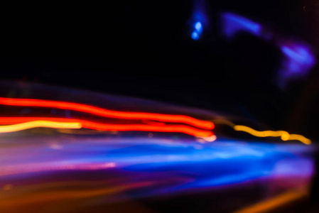 抽象运动交通灯的光晚上在城市