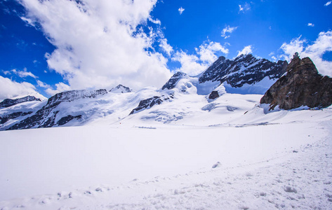 令人惊叹的美丽全景的白雪皑皑 Bernese 阿尔卑斯山景观在少女峰地区，伯尔尼高地，瑞士，欧洲之颠