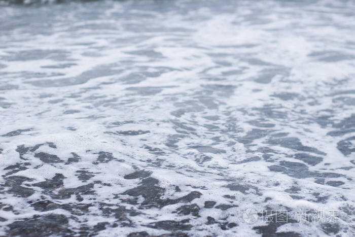 海盐在海里波之后的泡沫