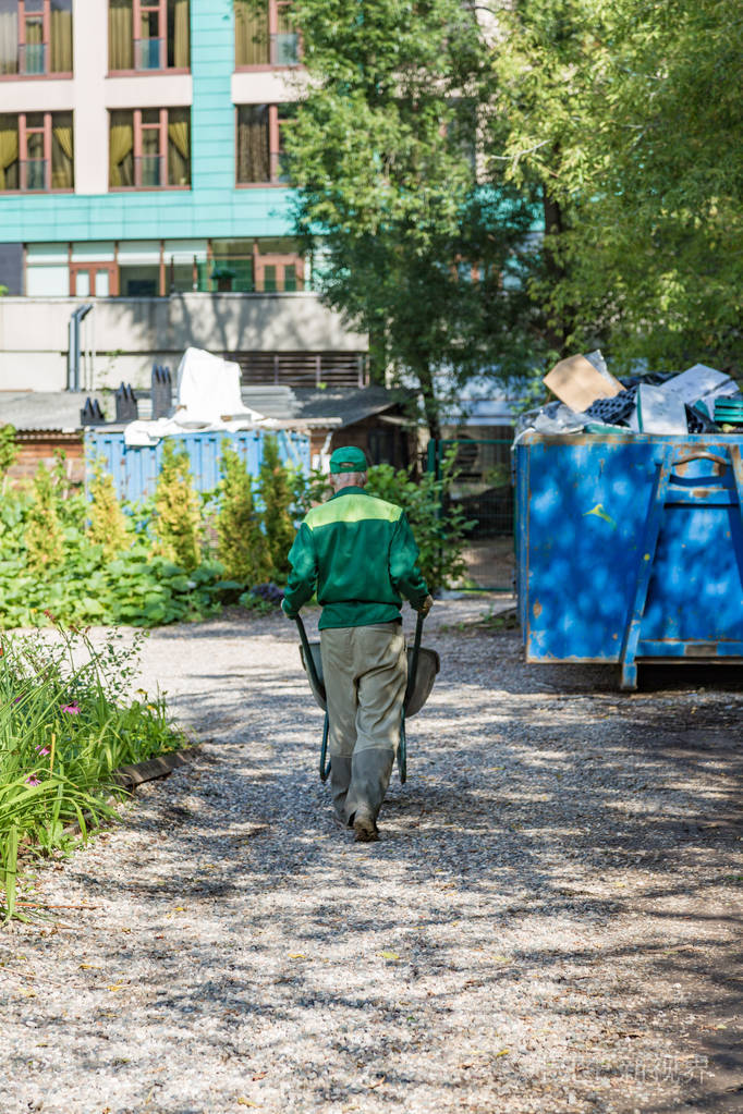 带着手推车的杂工