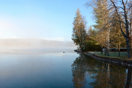 在早上安静雾之湖