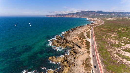 沿着海岸的海洋上阳光灿烂的日子，葡萄牙鸟瞰图从无人机美路