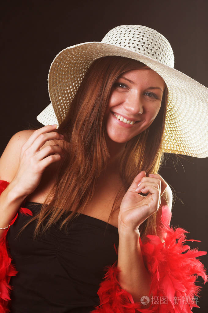 戴着白帽子的女孩