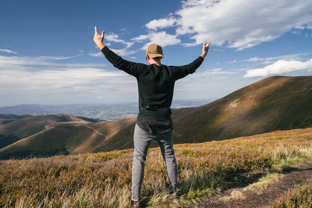 徒步旅行的人，登山者或山区，鼓舞人心的景观步道跑腿。动机的徒步旅行者，看着山景