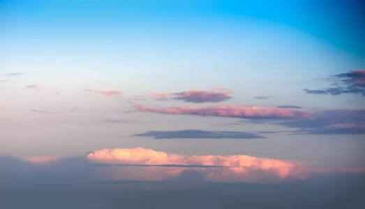 水平戏剧性的云彩在海岛风景背景