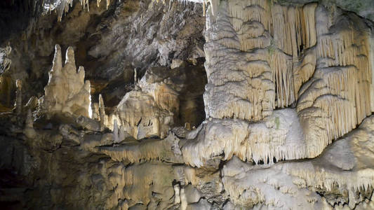 山洞里的波斯托伊纳