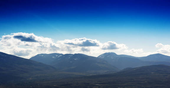 挪威山与 cloudscape 背景