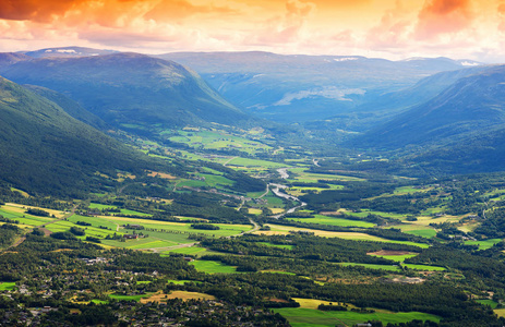 奥普达尔山山谷风景背景