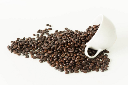 咖啡豆在咖啡杯上白色孤立