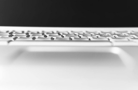 水平的黑色和白色笔记本键盘散景背景
