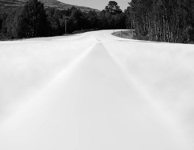 黑和白色挪威路车道线背景