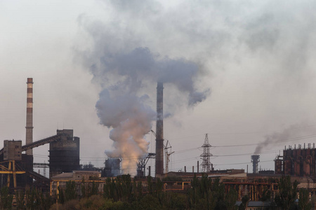 烟雾弥漫的冶金厂的照片