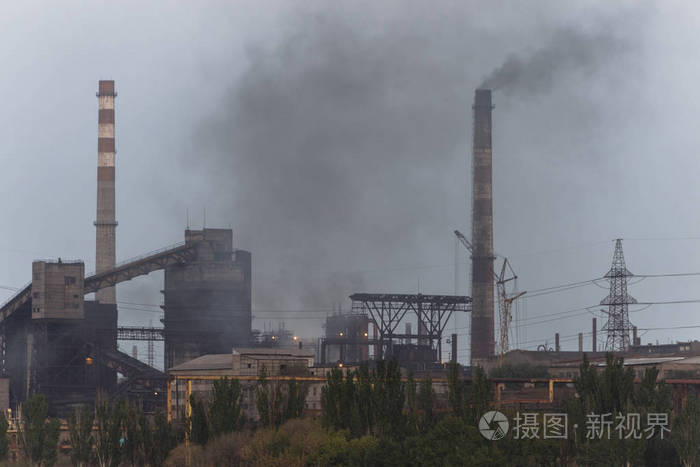 黑烟的冶金厂的照片
