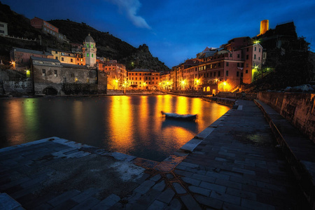 Vernazza 在晚上