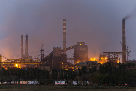 黑烟的冶金厂的照片