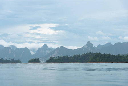 在 Ratchadapha 水坝在素叻他尼的视图