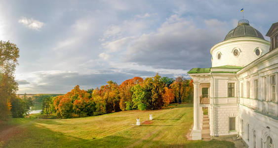 宫殿和秋天风景公园的一部分图片