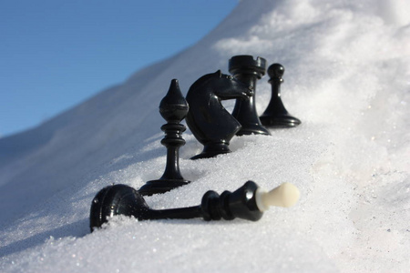 棋子在白色的雪堆里是黑色的