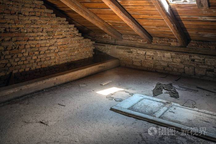 废弃建筑的恐怖阁楼内部