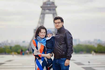 幸福的家庭，三个在巴黎埃菲尔铁塔附近