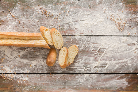 面包店概念背景。白切片面包刀