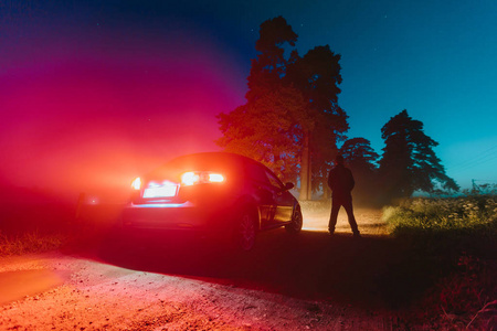 夜晚打车的男人图片