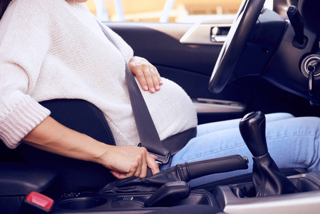 怀孕的妇女驾驶汽车时，扣上安全带