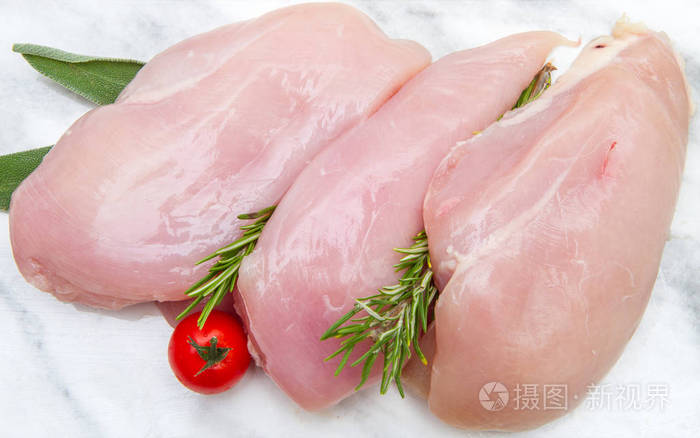 在白色背景上的白板上的鸡胸肉