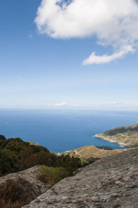 科西嘉 章科西嘉，半岛北部的法国岛以其野生的风光，山峦 地中海沿岸和地中海游击队而著名的全景视图