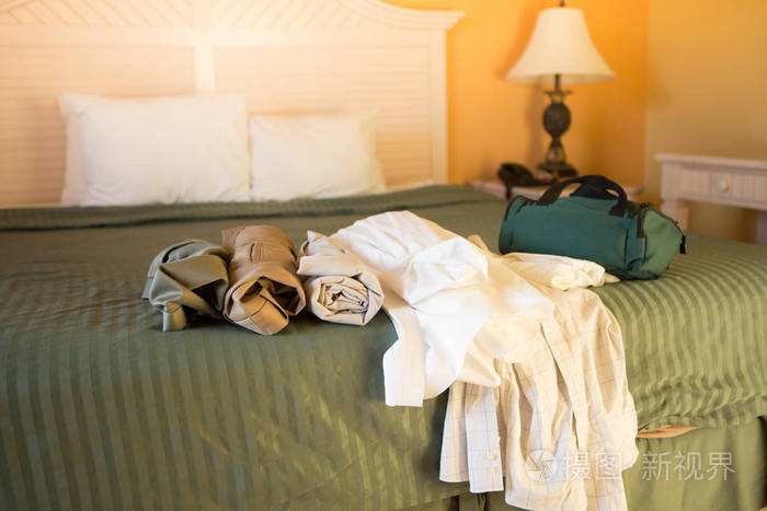 男装衣服在酒店房间的床上