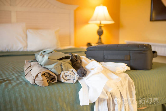 男装衣服在酒店房间的床上