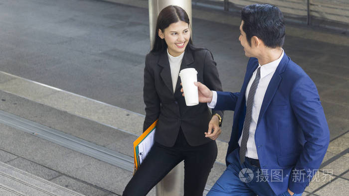 智能商务人的男人和女人一起漫步在感觉